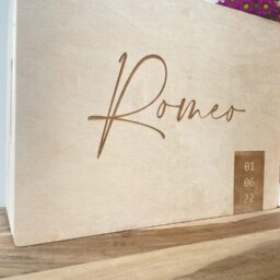 Houten memorybox met naam en datum - Afbeelding 2