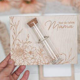 Houten kaart met wildbloemen
